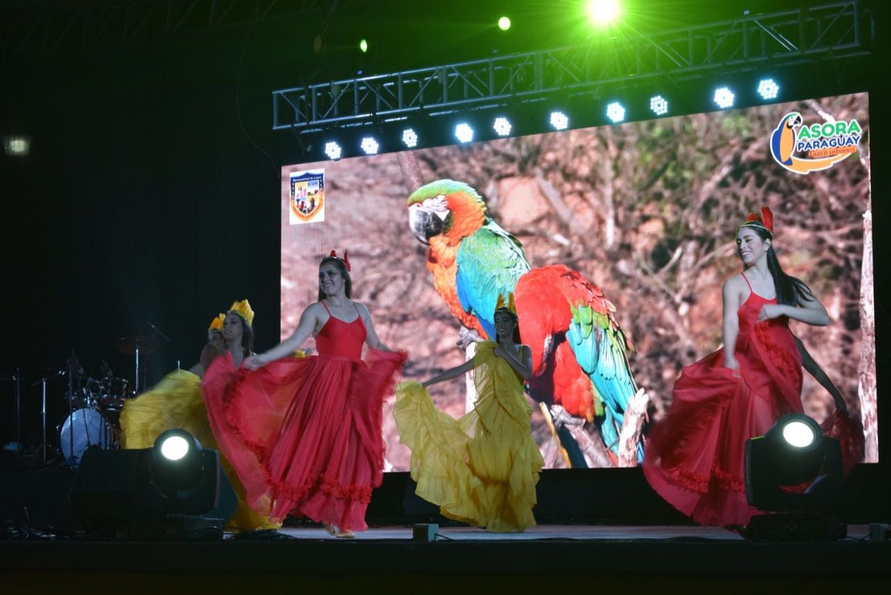 Alumnas de la Escuela Municipal de Danza de Luque, quienes presentaron la alegoría "El Gua'a", luciendo trajes fantásticos y coloridos, diseñados para la ocasión.