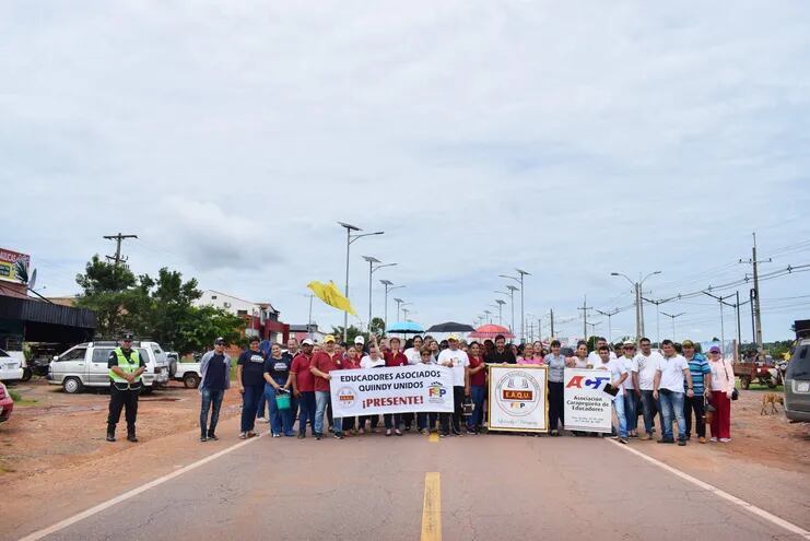 Cierre simbólico de ruta PY01 en Carapeguá en protesta contra la creación de Superintendencia de Pensiones y Jubilaciones.