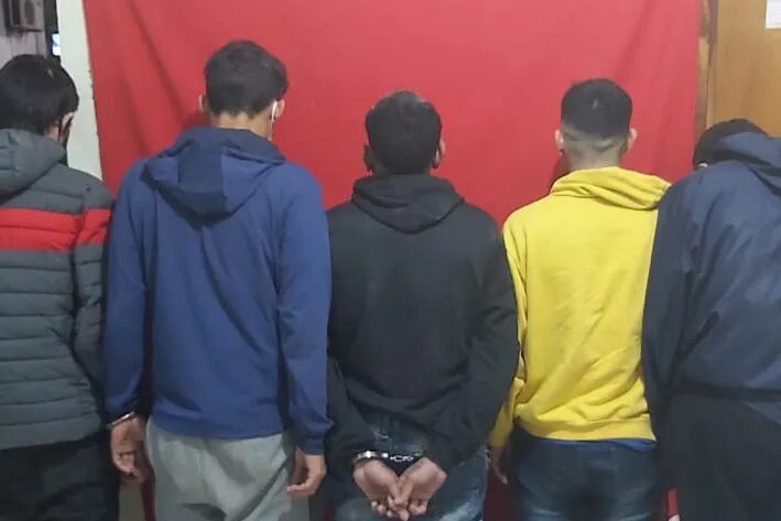 Los cinco detenidos tras el hecho.