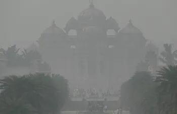 El templo Akshardham, en Nueva Delhi (India), visto a través de una densa bruma en noviembre de 2023.