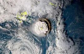 Una captura de pantalla del satélite japonés Himawari-8 hecha pública por el Instituto Nacional de Inforamción y Comunicación de Japón, muestra la erupción volcánica que provocó el tsunami en Tonga.