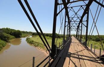 Una imagen impresionante del puente ferroviario, que es un monumento histórico de nuestro país.