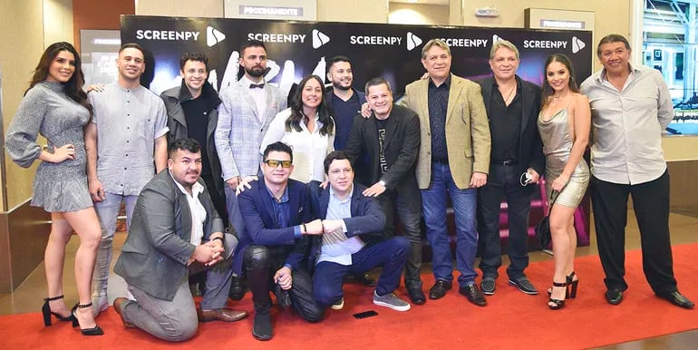 El elenco y los productores de “Qmbia Juan, la serie” compartieron días pasados la  avant premiére, en una   sala del Cinemark.