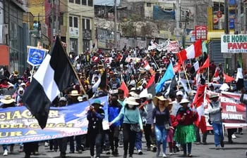 Manifestantes participan en una marcha contra el Gobierno de la presidenta Dina Boluarte.