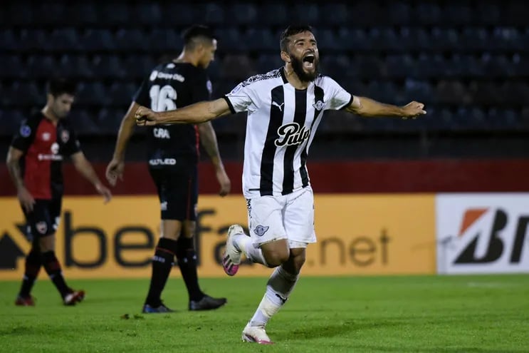 Paraguay's Libertad Antonio Bareiro celebrates after scoring against Argentina's Newell's Old Boys during the Copa Sudamericana football tournament group stage match at the Marcelo Bielsa Stadium in Rosario, Argentina, on April 29, 2021. (Photo by MARCELO MANERA / AFP)