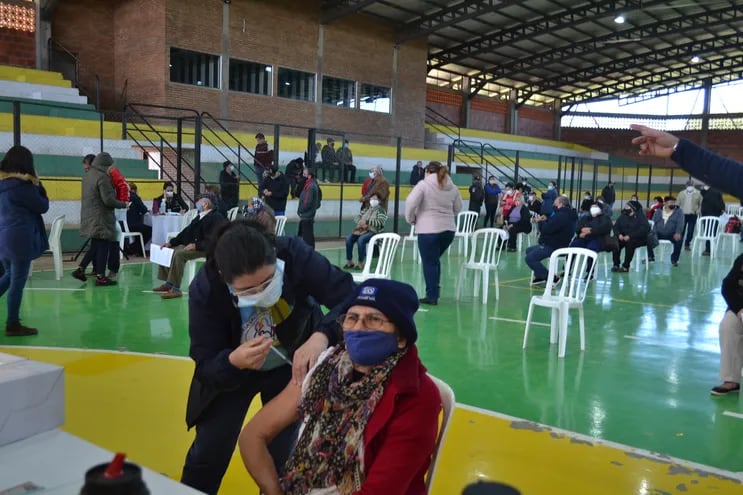 Prosigue la vacunación en el Polideportivo Municipal.