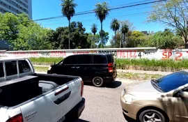 Uno de los vehículos que habría sido utilizado en el asalto a los brasileños fue encontrado abandonado en cercanías del hecho.