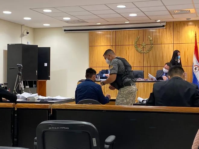 El procesado Arnaldo Ramón Alcaraz González se dispone a declarar en el juicio que busca esclarecer el asesinato de los guardaparques.