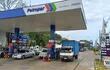Una fila de vehículos aguarda cargar combustible en las estaciones de servicio de Petropar. La estatal fue sancionada por Conacom.