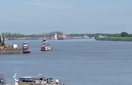 Las embarcaciones pueden transitar solo de 6:00 de la mañana a 12:00 aguas arribas hacia el puerto de Villeta o  Asunción o hacia la confluencia con el río Paraná.