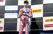 Joshua Duerksen recibe el trofeo de ganador de la primera carrera de la tercera jornada del campeonato italiano de Fórmula 4.