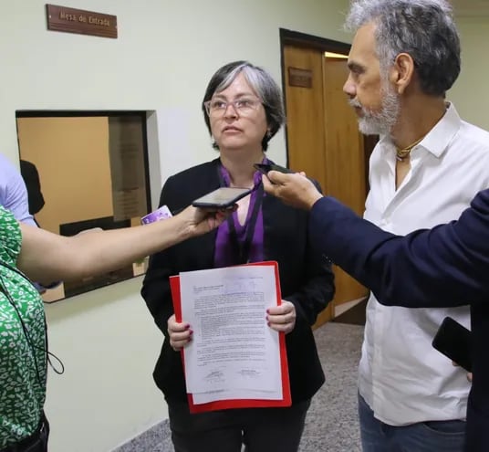 La ingeniera Mercedes Canese, junto a Leo Rubin, presentaron esta mañana en el Congreso Nacional, un nuevo pedido de juicio político contra Hugo Velázquez.