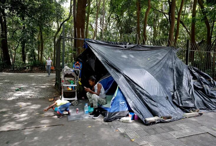 Refugio improvisado instalado en una calle por un desempleado en São Paulo (Brasil), la ciudad más rica del país pero que sin embargo disparó el número de personas sin hogar en un 31% durante la pandemia (EFE).