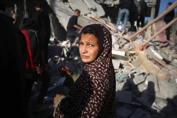 EDITORS NOTE: Graphic content / A Palestinian girl reacts to the rubble of a house in Deir el-Balah in the central Gaza Strip after an Israeli strike on January 10, 2024, amid ongoing battles between Israel and the Palestinian militant group Hamas. (Photo by AFP)