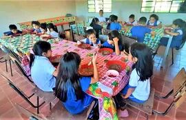 Niños de la escuela María Auxiliadora comparten el almuerzo en el comedor de la institución. Archivo.
