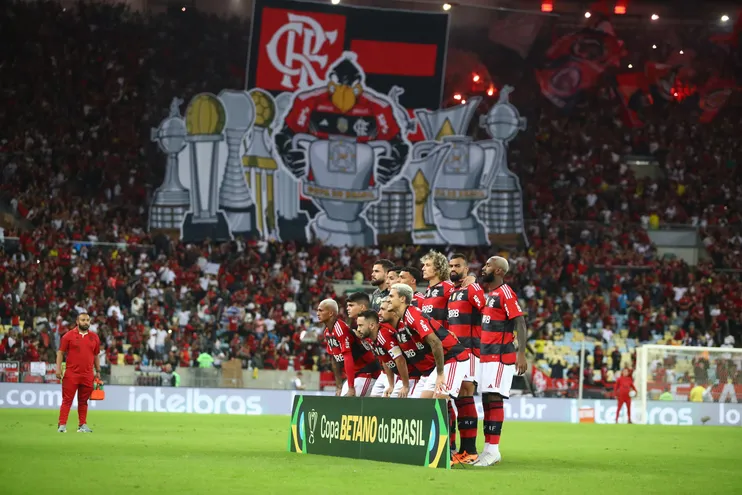 Los jugadores del Flamengo posan para la foto previa al partido contra Athletico Paranaense por los cuartos de final de la Copa de Brasil en el estadio Maracaná, en Río de Janeiro, Brasil.