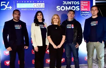 Rodrigo Colmán, Viviana Villalba, Nancy Peralta, Gustavo Aquino y José Cino, en el aniversario de Santa Clara Medicina Prepaga.