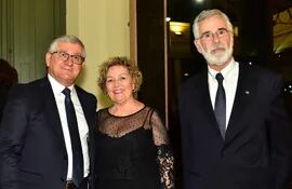 Antonio Carlos Dos Santos, Clarice García Dos Santos y el embajador del Brasil, José Antonio Marcondes de Carvalho.