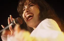 En 1989 Selena Quintanilla se convirtió en la primera artista latina en ser la imagen de Coca-Cola. Hoy en día, 25 años después de su muerte, la llamada reina del Tex Mex se ha convertido en una leyenda, cuya iconografía es una poderosa herramienta de marketing.