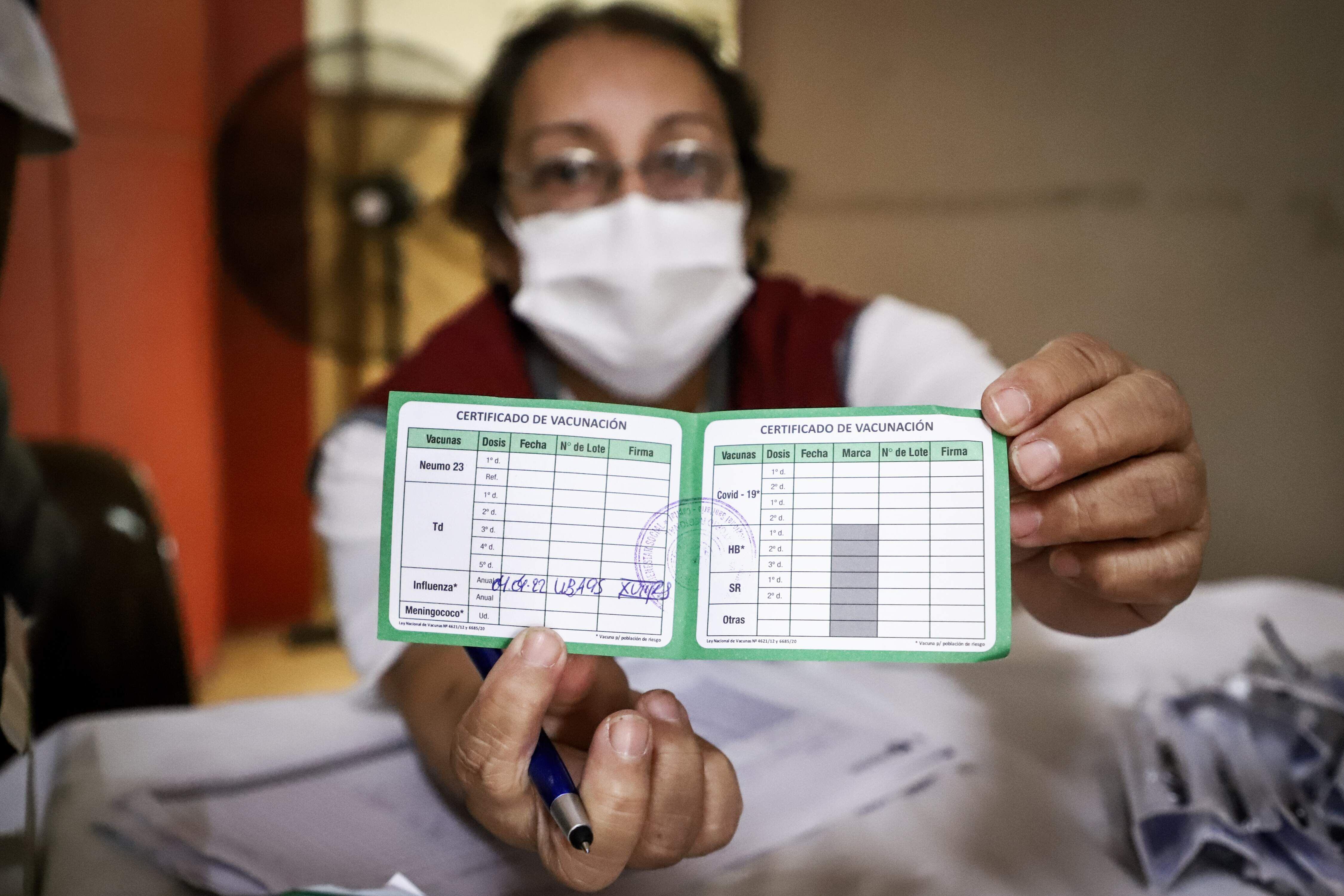 La vacunación primaria en Paraguay es de dos dosis, al que se suma una dosis de refuerzo a los 4 meses y otra dosis adicional a los 6 meses exclusivo para mayores de 50 años y personas con enfermedades de base. 