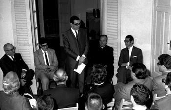 El padre Francisco de Paula Oliva, en 1968, aparece sentado (segundo derecha) al lado de José Daniel Nasta (centro parado) durante la inauguración de la sede de la publicitaria.