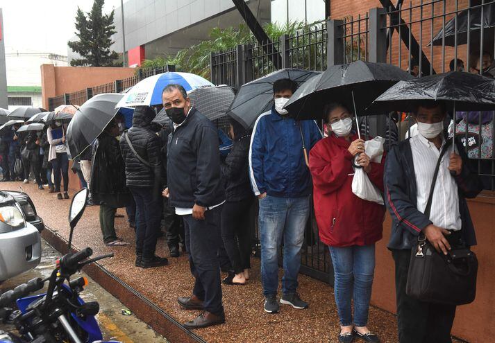 Hoy los usuarios esperaron bajo lluvia la atención en la sede de los Registros Públicos, sobre la avenida Eusebio Ayala y De La Victoria.