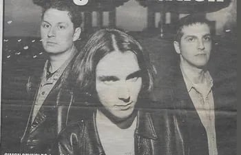D-Generation (con Mark Fisher al centro, adelante) en la revista Melody Maker, 7 de mayo de 1994