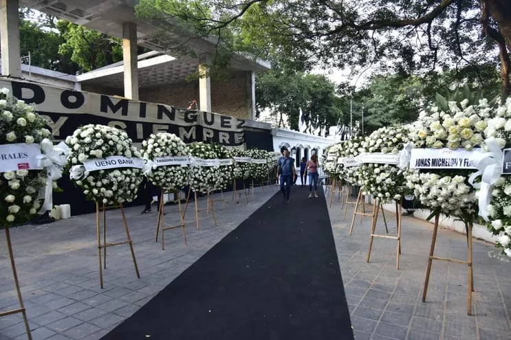 Cientos de coronas de flores de parte de distintas familias empresas y organizaciones, fueron enviadas al velatorio de Osvaldo Domínguez Dibb, en el Club Olimpia.