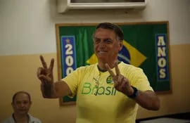 El presidente de Brasil y candidato a la reelección, Jair Bolsonaro, vota en la segunda ronda de las elecciones presidenciales hoy, en Río de Janeiro (Brasil).