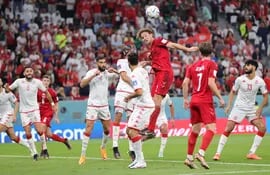 Joachim Andersen (centro) de Dinamarca busca un cabezazo durante el partido de fútbol del grupo D de la Copa Mundial de la FIFA 2022 entre Dinamarca y Túnez en el Education City Stadium en Doha, Qatar, el 22 de noviembre de 2022.