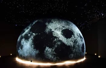 La superficie de la Luna proyectada sobre el domo del planetario "San Cosmos", un nuevo espacio de MuCi que abrirá sus puertas en Textilia.