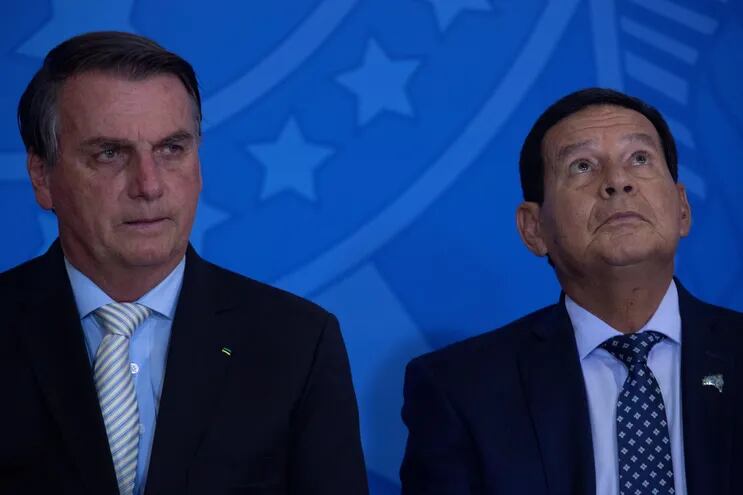 El presidente de Brasil, Jair Bolsonaro (i) y el vicepresidente, Hamilton Mourao (d), son vistos durante la ceremonia de sanción de la Ley de Autonomía del Banco Central,  en Brasilia (Brasil).