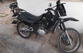 Motocicleta recuperada por la Policía en Ypacaraí.