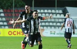 Los jugadores del Deportivo Santaní festejan un gol contra Sportivo San Lorenzo por la División Intermedia 2023.