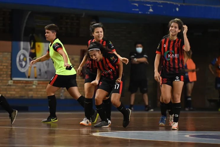 Las chicas de Sport Guaraní celebran uno de los goles contra Universidad Americana. Las guaraníes disputarán la final del Femenino contra Sport Colonial.