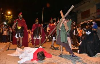 El actor representa la primera caída de Jesús camino al calvario, en el barrio San Jerónimo.