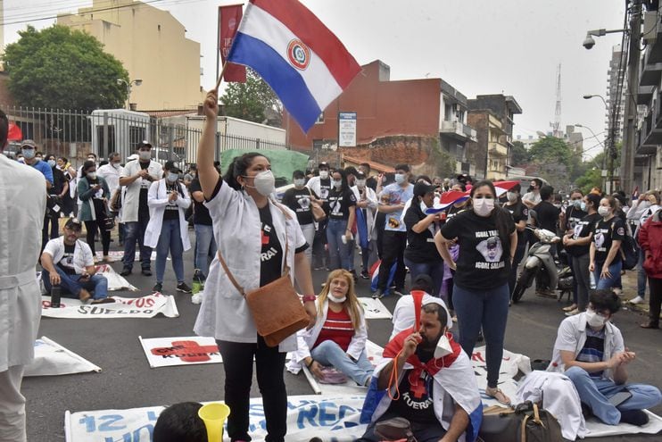 Médicos en huelga durante una manifestación en el microcentro de Asunción, este martes.