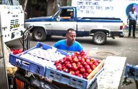 la-escasez-de-productos-se-da-en-todos-los-niveles-esto-motiva-a-que-los-venezolanos-opten-por-el-trueque-intercambian-do-frutas-arroz-c-201846000000-1105085.jpg
