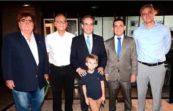 Rubén Fadlala, Guido Brítez, Martín Burt, Luis Fernando Sanabria, Yan Esperanza y el pequeño George Burt.