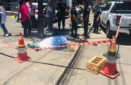 Cuerpo tendido frente a un banco y a metros del Shopping Mariscal. Bomberos Voluntarios confirmaron que tuvo una muerte súbita y la policía despejó la vereda. (gentileza).