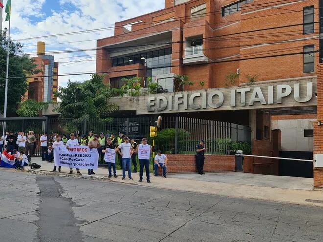 Manifestación de descontratados de la Itaipú. Archivo.