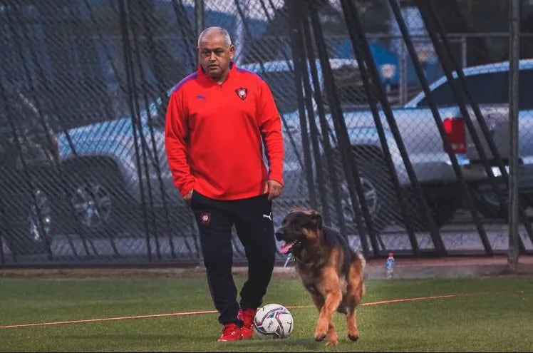 Francisco Arce, jugando en el perro, en un entrenamiento de Cerro Porteño en la Ollita.