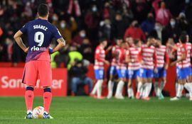 Luis Suárez (i) observa el festejo de los jugadores del Granada después del segundo tanto del local en Los Cármenes por LaLiga.