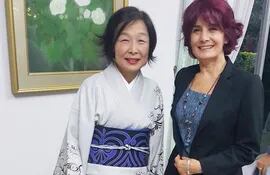 yumi-de-ueda-esposa-del-embajador-del-japon-quien-luce-un-vistoso-kimono-acompana-a-eneide-boneu--221331000000-1463548.jpg