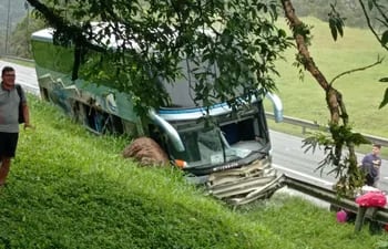 Un bus paraguayo chocó en Guaratuba.