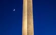 Esta foto obtenida por la NASA muestra la Luna (a la izquierda), Saturno (arriba a la derecha) y Júpiter (abajo a la derecha) con el monumento a Washington.