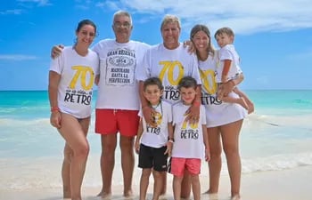 El cumpleañero, don Carlos Hutter, junto a su esposa Patricia, sus hijas Cecilia y Denise, y los niños Gastón, Ignacio y Lucas.
