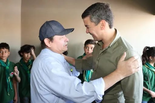 El presidente del Indert (i), Francisco Ruiz Díaz,  abraza al presidente de la República, Santiago Peña.