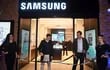 Néstor Gamarra y Gonzalo Ramos en la apertura oficial de Samsung Store, en Plaza Madero, en la ciudad de Luque.