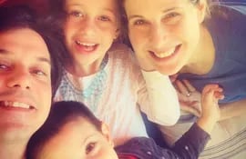 Lory Anderson junto a su marido Javier Omella y sus hijos Martina y Felipe, en el séptimo cumpleaños de la princesita de la familia.